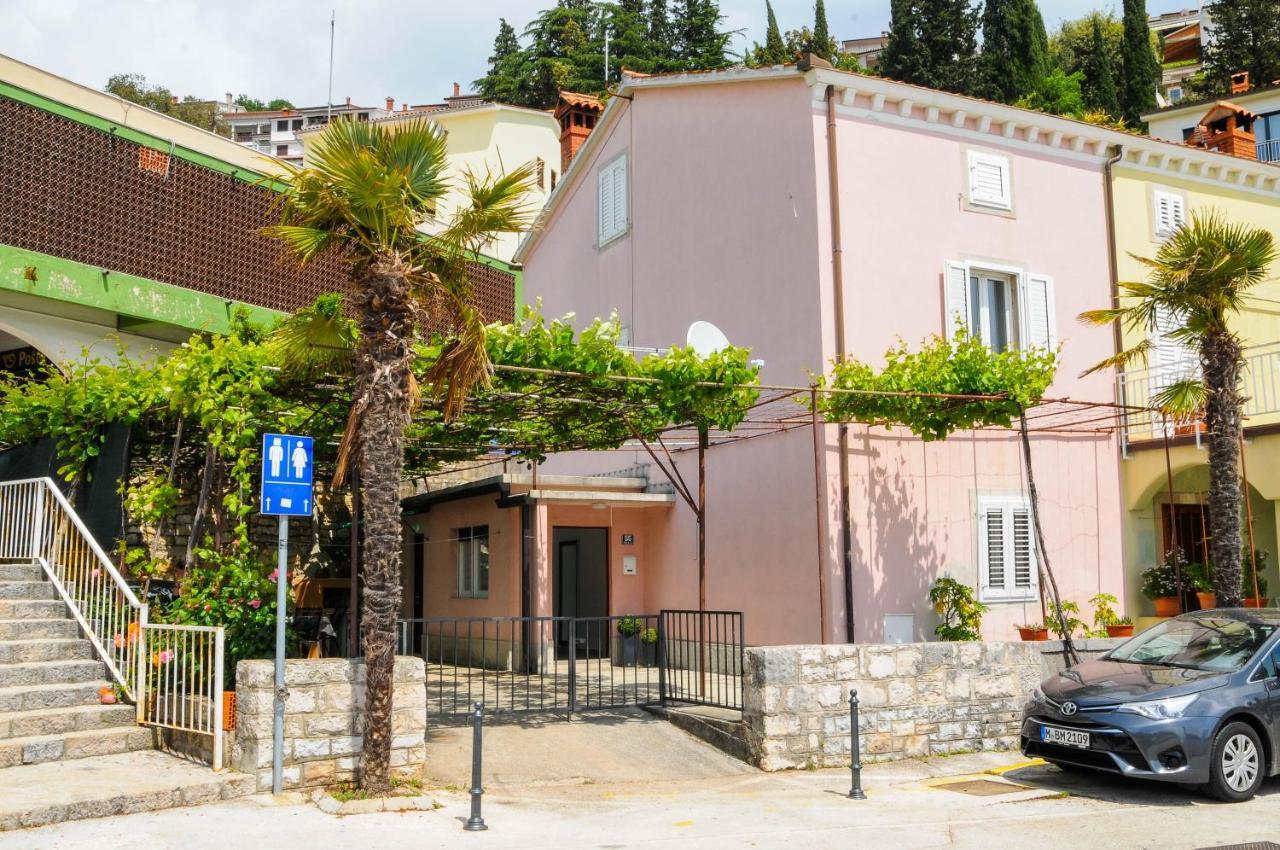 Apartman Gulliver In The Center, 10 Meters From The Sea With Private Parking In Natural Shade Рабац Екстер'єр фото